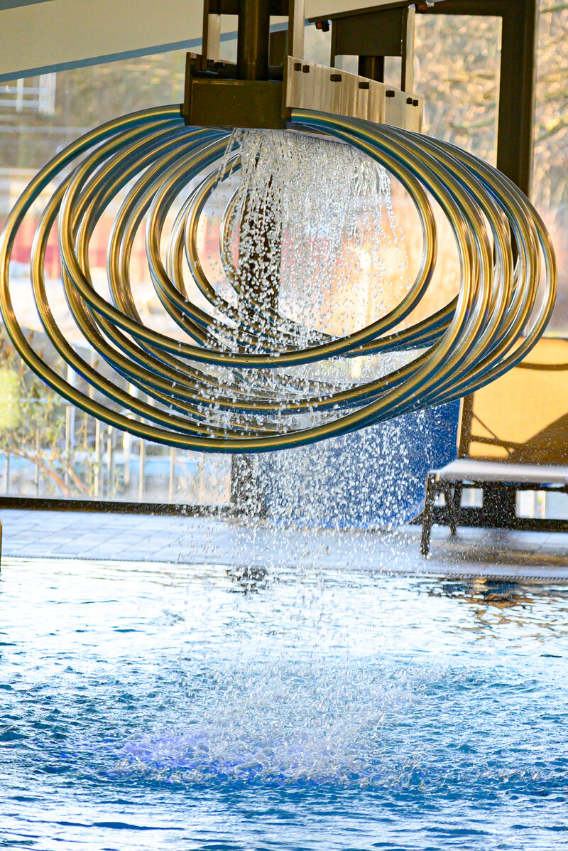 Kletteringe im Attraktionsbecken