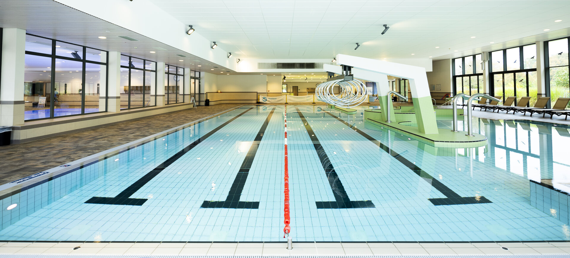 Attraktionsbecken mit 25 Meter Bahnen sowie Kletterringen