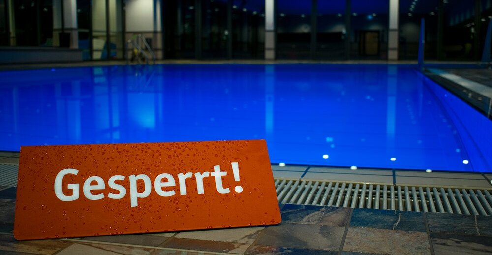 Blick auf das Kursbecken mit rotem Gesperrt-Schild im Vordergrund