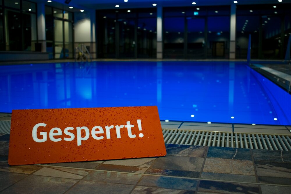 Blick auf das Kursbecken mit rotem Gesperrt-Schild im Vordergrund