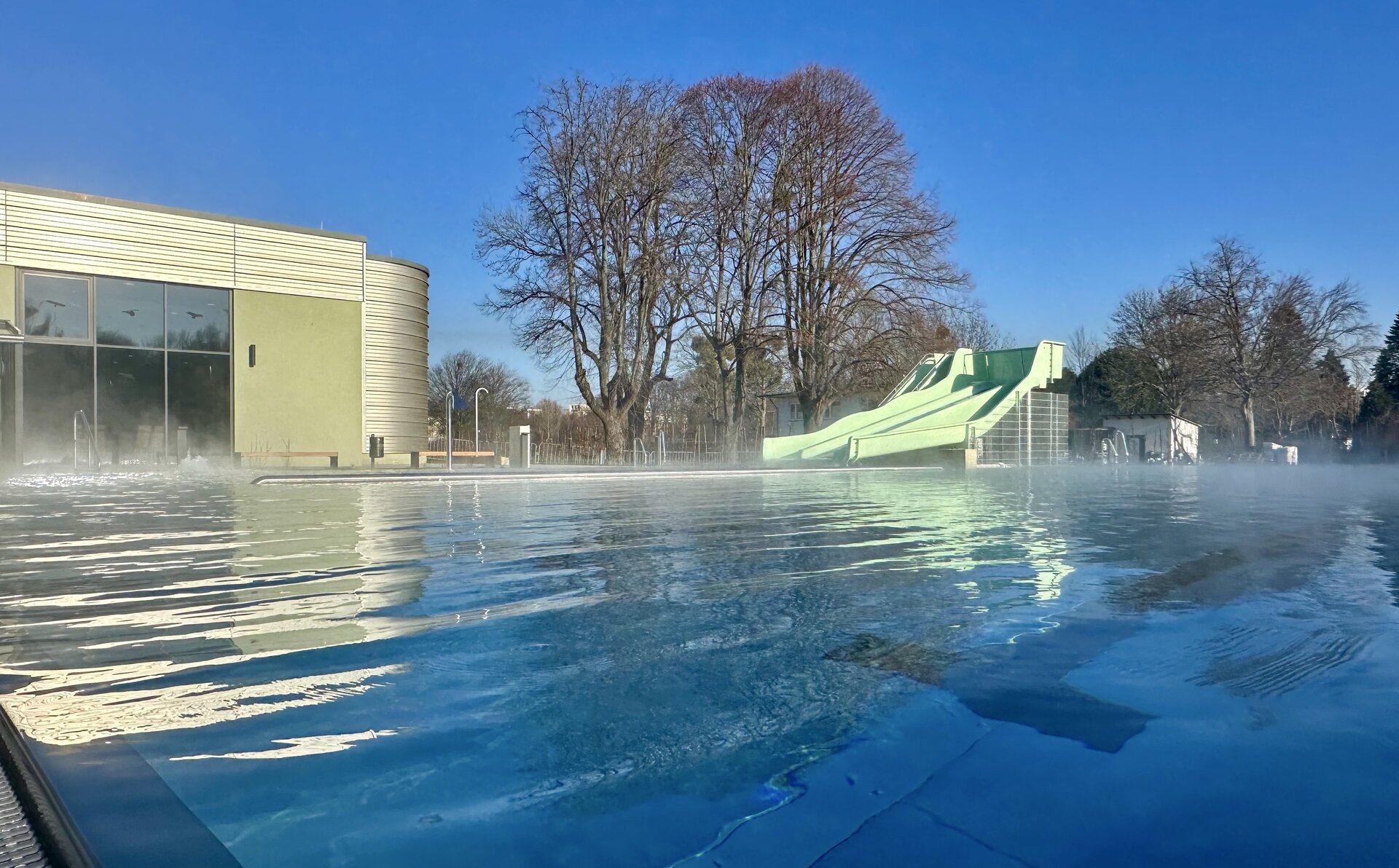 Ganzjahresbecken im Winter